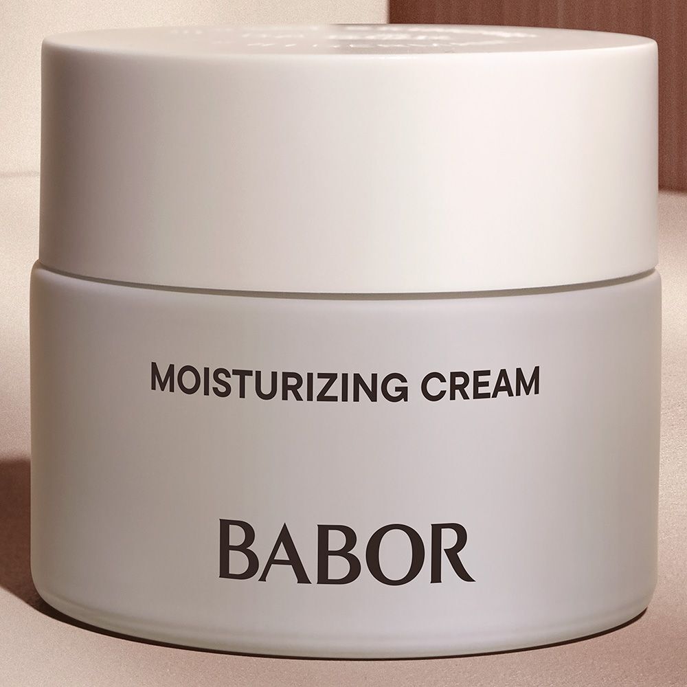 Pot de crème avec couvercle. Inscription MOISTURIZING CREAM et BABOR. Pot blanc.