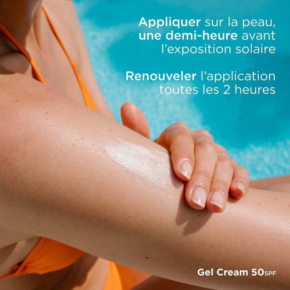 Personne appliquant de la crème sur le bras. Texte : Appliquer sur la peau, une demi-heure avant.