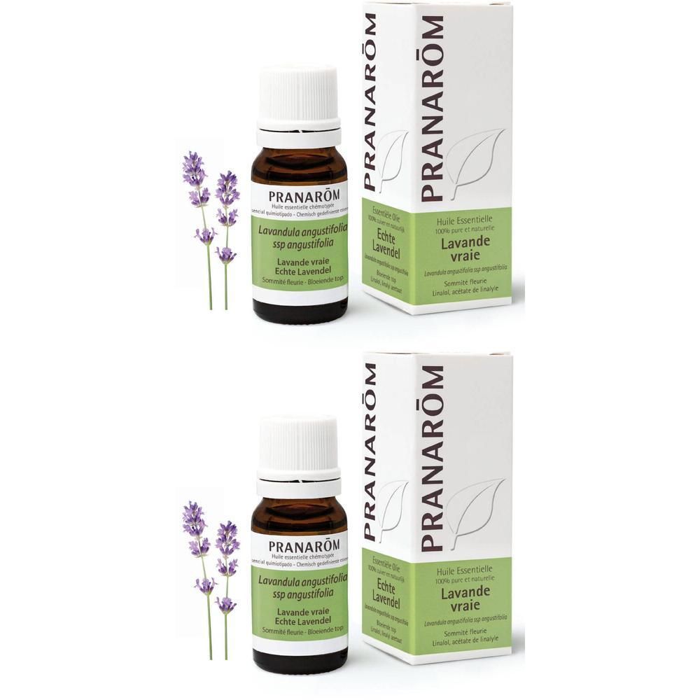 Zwei Fläschchen und Verpackungen von PRANAROM Echter Lavendel. Braune Glasflaschen mit weißem Deckel und Etikett. Weiße Kartons mit grünem Akzent.