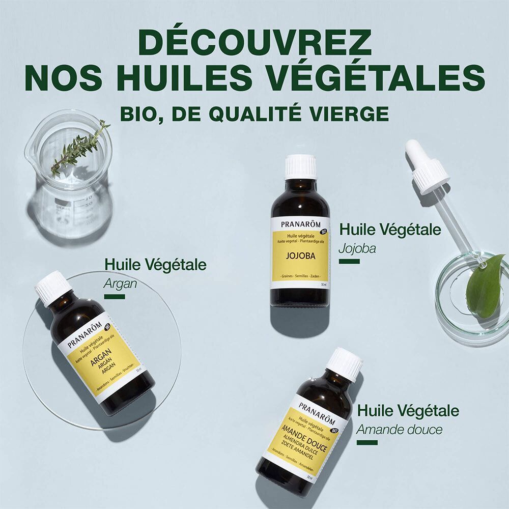 Trois flacons d'huiles végétales. Jojoba, Argan, Amande. Flacons en verre brun, bouchon blanc, étiquette jaune. Label BIO.