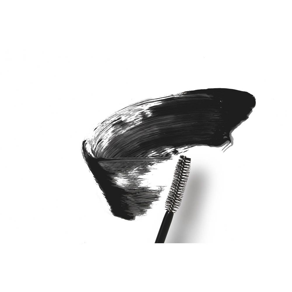 Mascara-Bürste mit schwarzer Farbe. Auf weißem Hintergrund.