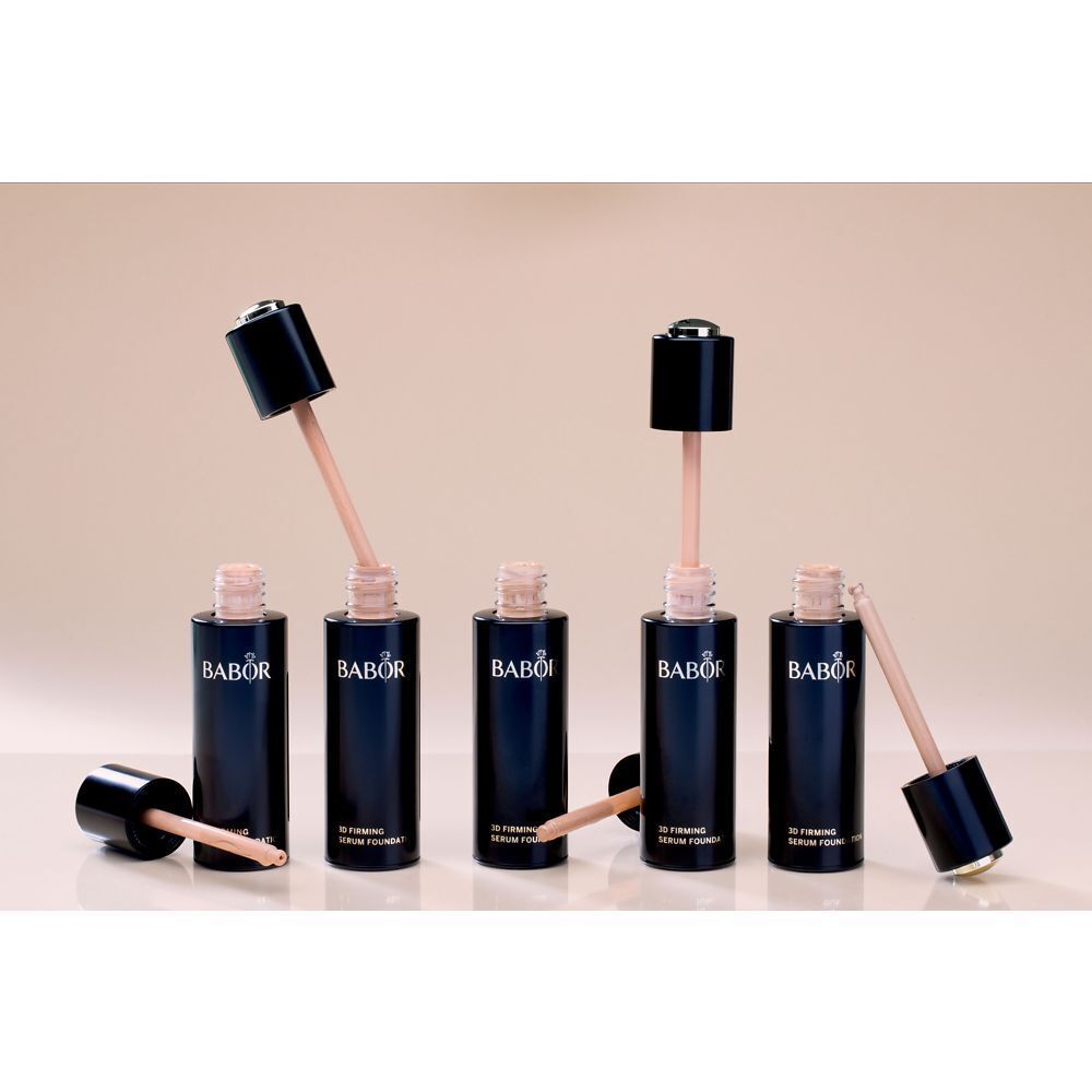 Fünf Flaschen mit geöffneten Applikatoren. Aufschrift BABOR und 3D Firming Serum Foundation.