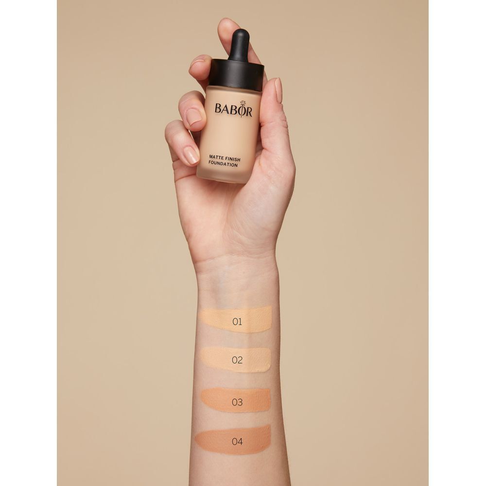 Hand mit Foundation-Farbmustern. 4 Farbtöne von hell bis dunkel. Babor Foundation.