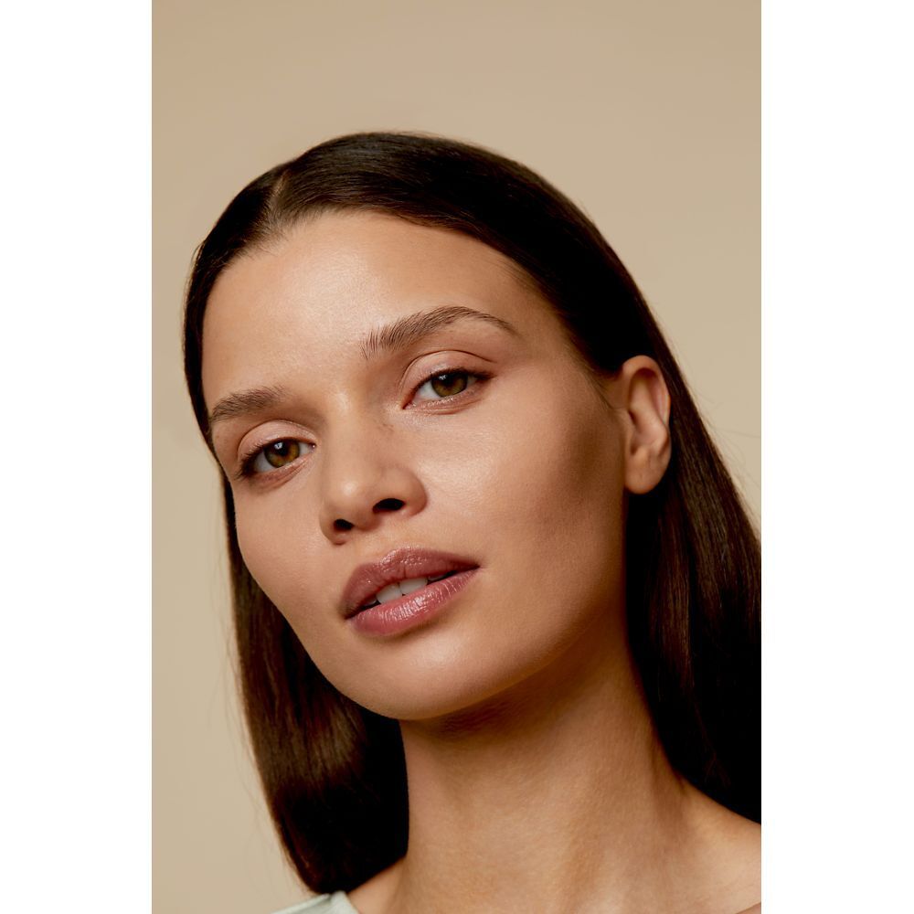 Nahaufnahme eines Gesichts. Gebräunte Haut, dezentes Make-up. Natürlicher Look.