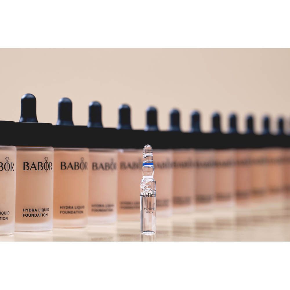Rangée de flacons de fond de teint. Marque BABOR, produit HYDRA LIQUID FOUNDATION. Ampoule au premier plan.