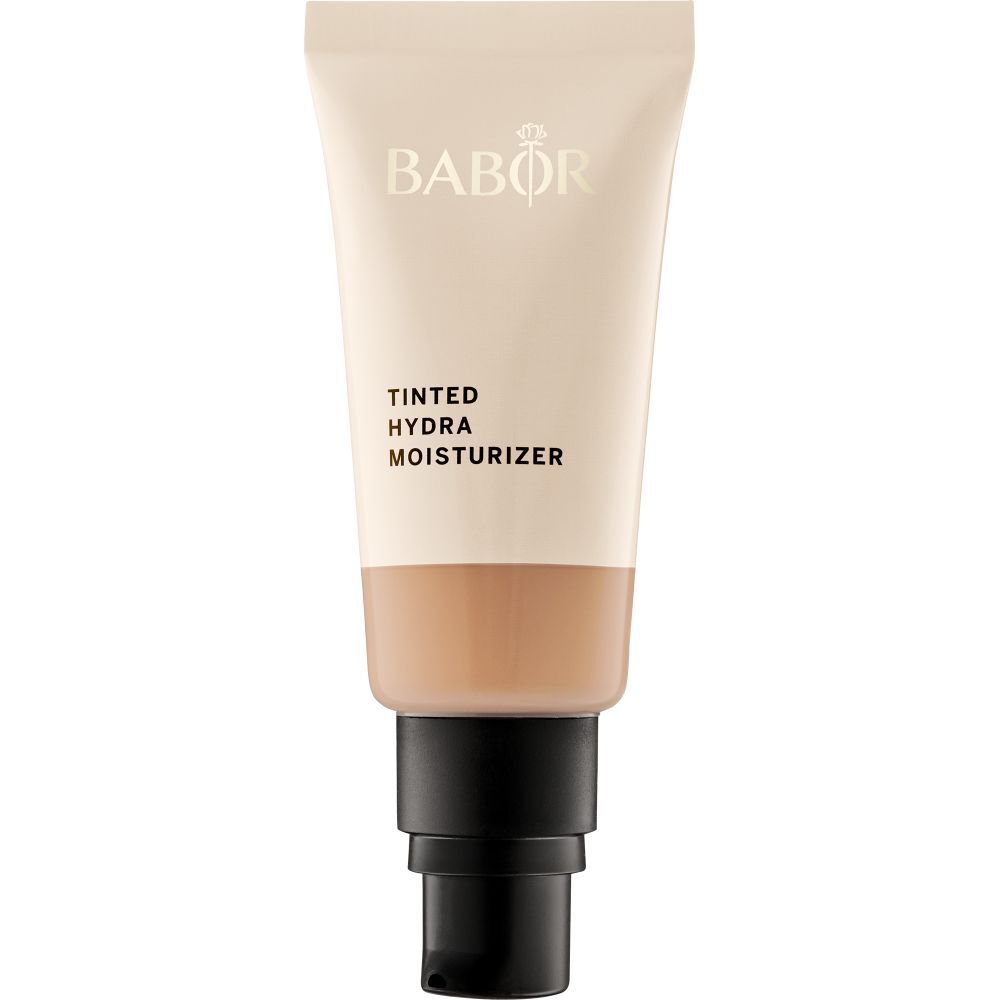 Tube mit getönter Feuchtigkeitscreme. Schwarzer Pumpkopf. Aufschrift: BABOR, TINTED HYDRA MOISTURIZER.