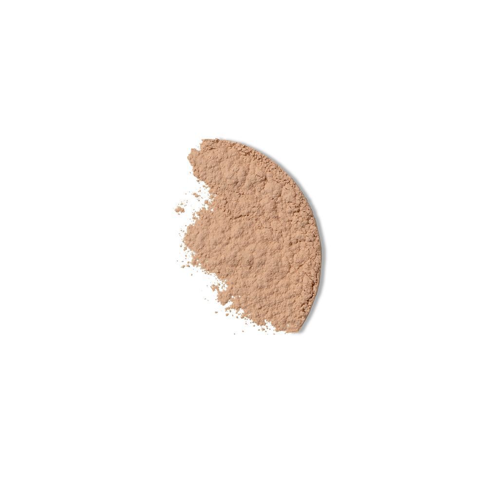 Heller Puder in Halbmondform auf weißem Hintergrund.