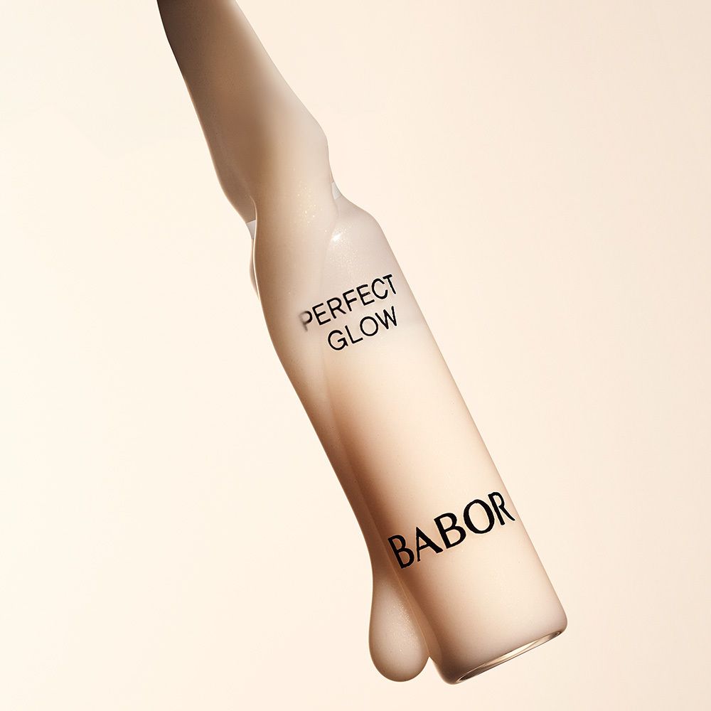 BABOR Ampulle mit "PERFECT GLOW" Aufschrift, Flüssigkeit tropft.