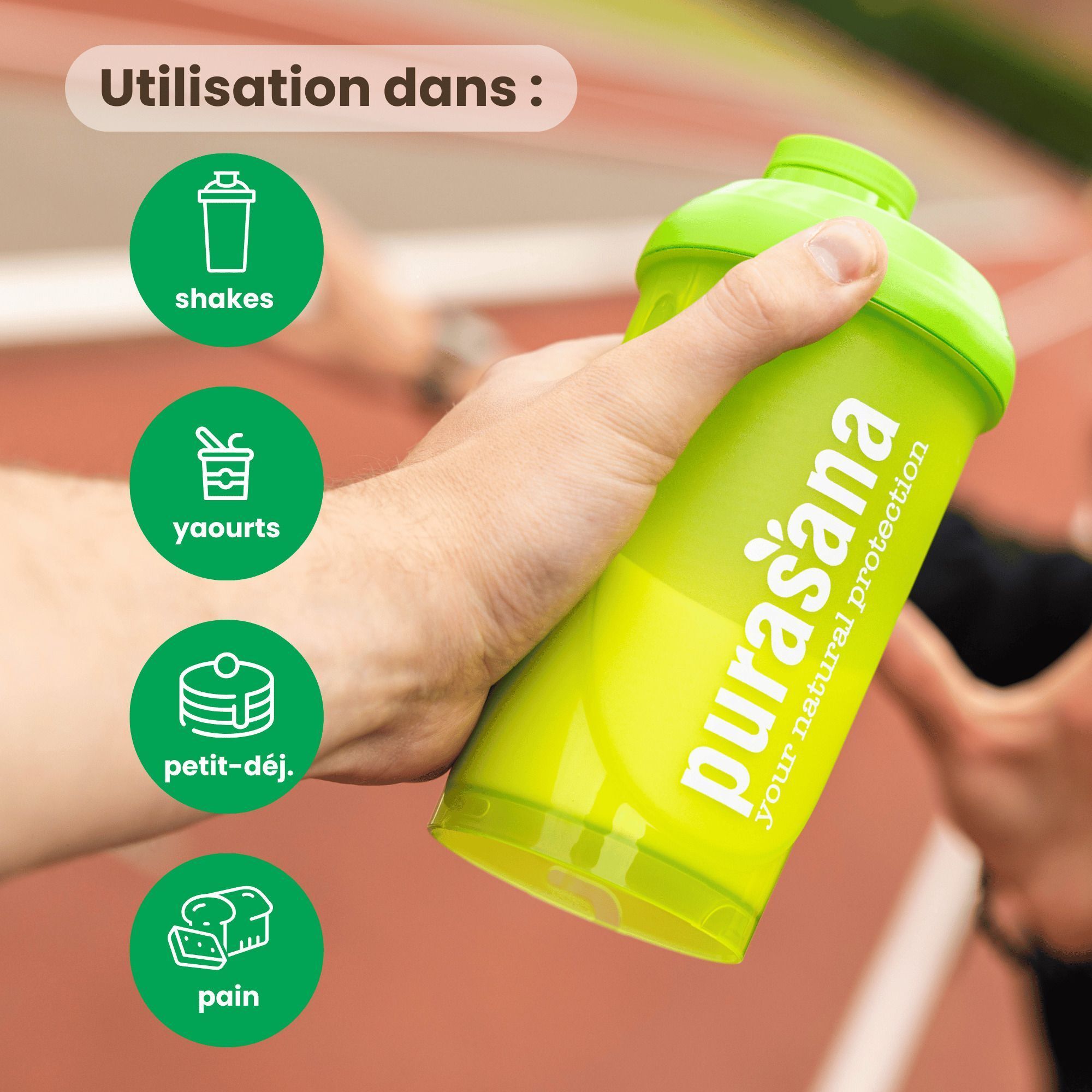 Main tenant un shaker vert avec logo Purasana, à côté d'icônes pour shakes, yaourts, petit-déjeuner, pain.