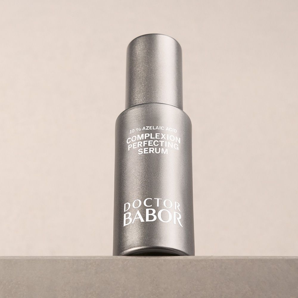 Eine silberne Flasche mit DOCTOR BABOR Komplexion Perfektionierendes Serum.