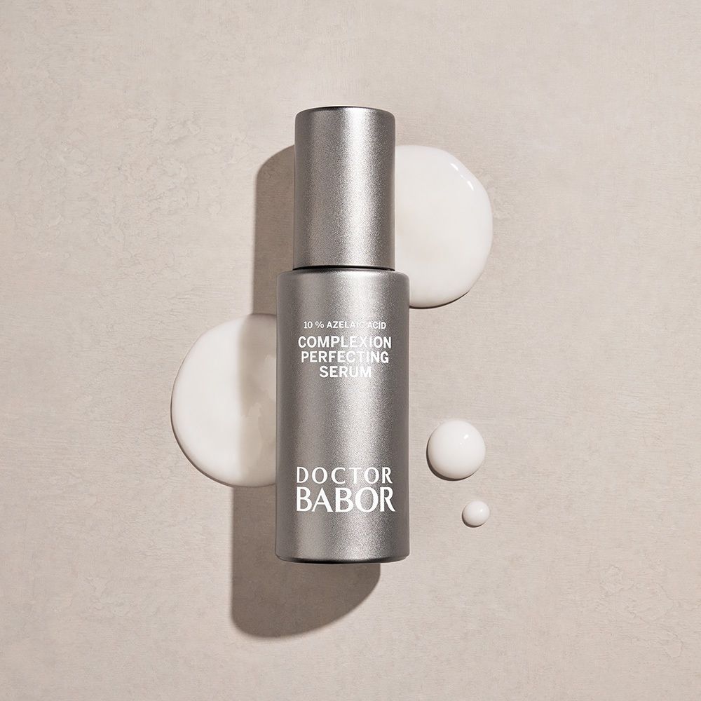 Doctor Babor "Complexion Perfecting Serum" in silberner Flasche mit Spender.