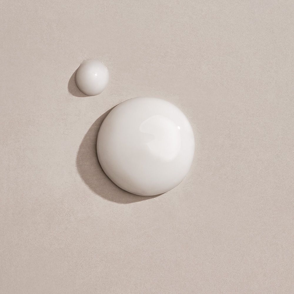Tropfen von Doctor Babor "Complexion Perfecting Serum" auf hellem Untergrund.