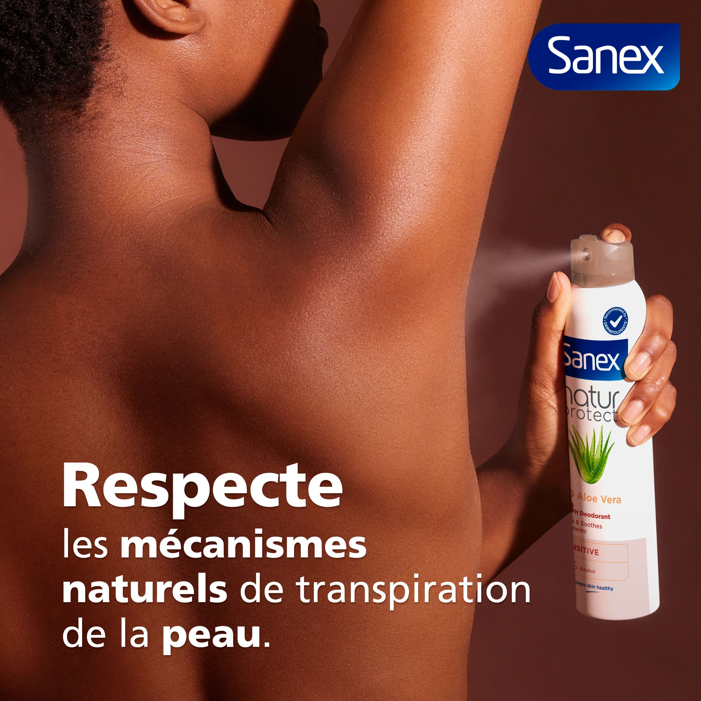 Sanex Déodorant. Personne vaporisant déodorant. Texte: Respecte les mécanismes naturels de transpiration.