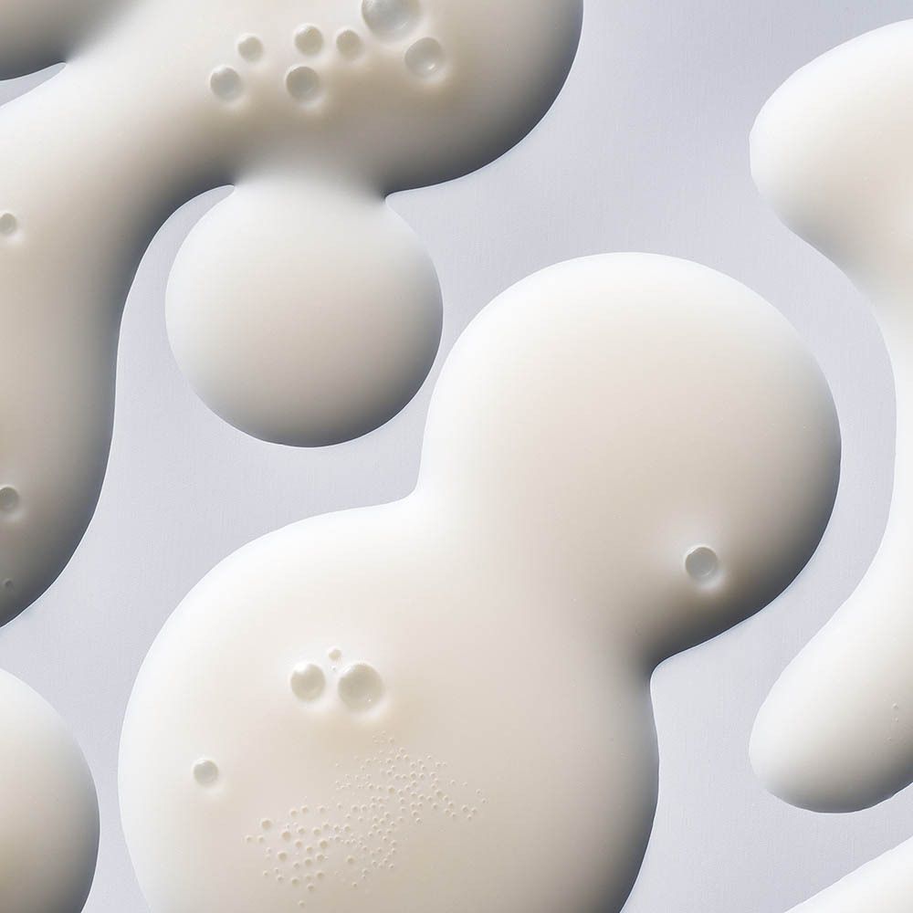 Nahaufnahme von weißen, tropfenförmigen Flüssigkeiten.