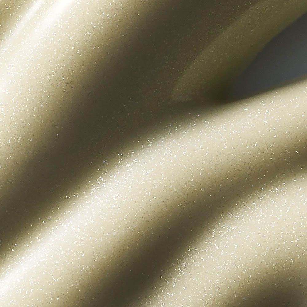 Nahaufnahme der Augencreme. Cremige Textur mit leichtem Glanz.