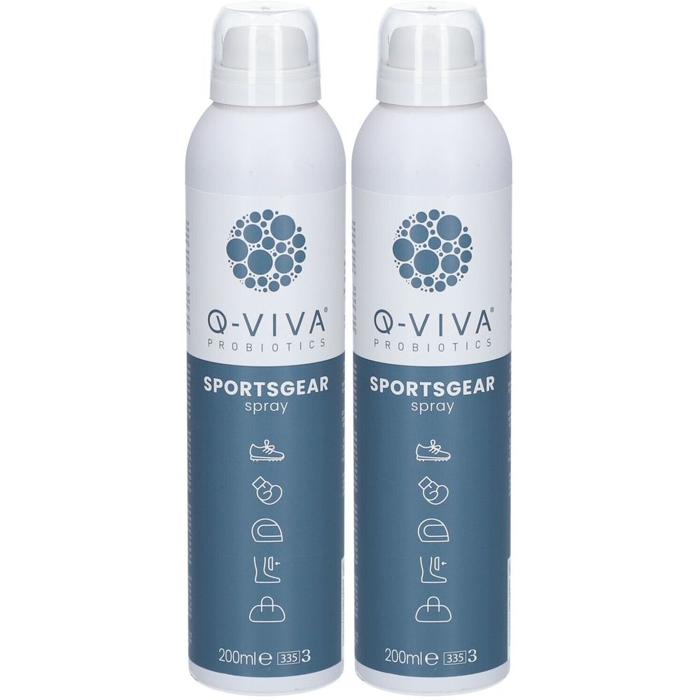 Zwei Sprühflaschen Q-viva Sportsgear. Weiße Flaschen mit blauem Etikett. Aufschrift: Q-viva Probiotics, Sportsgear Spray. 200ml.
