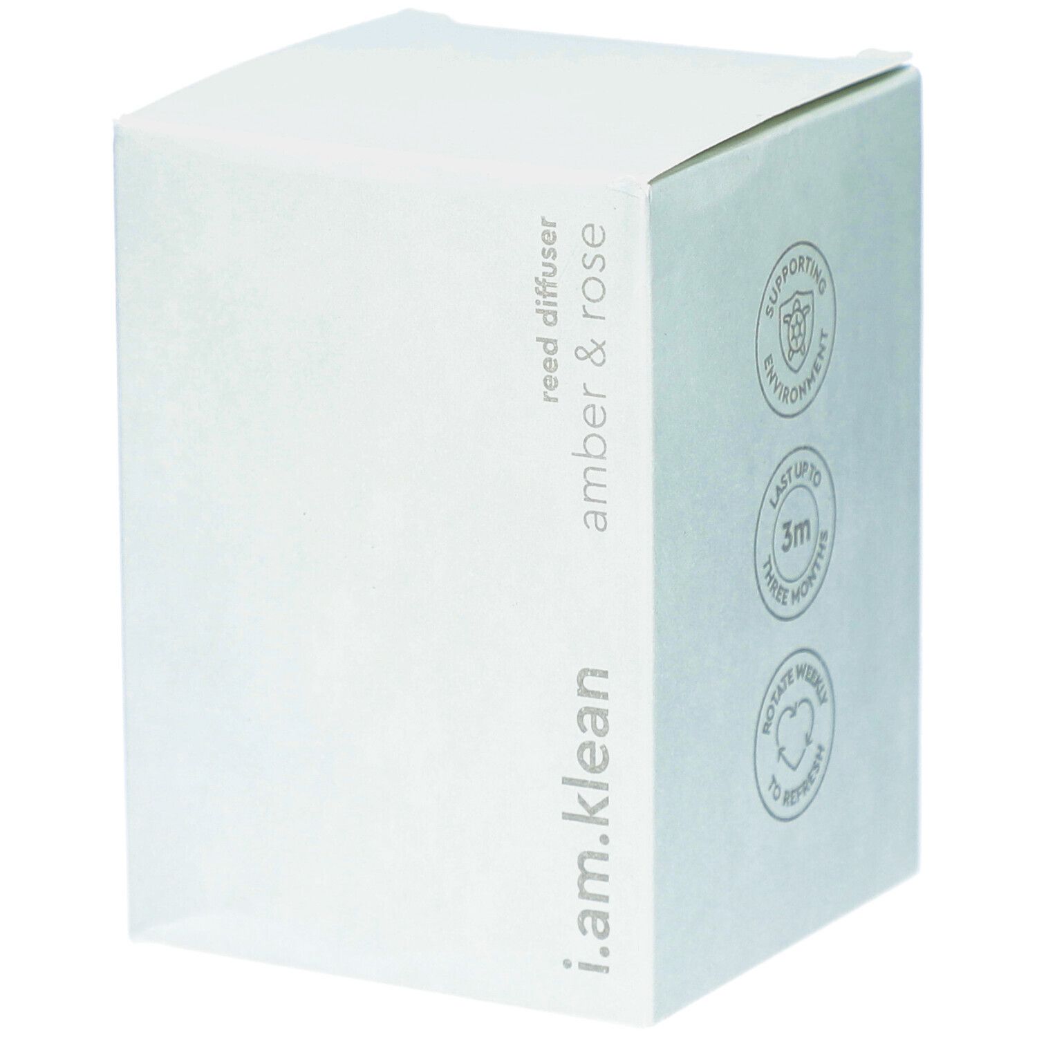 Boîte en carton blanche. Inscription : i.am.klean, reed diffuser, amber & rose. Logos : respectueux de l'environnement, dure 3 mois, tourner chaque semaine.