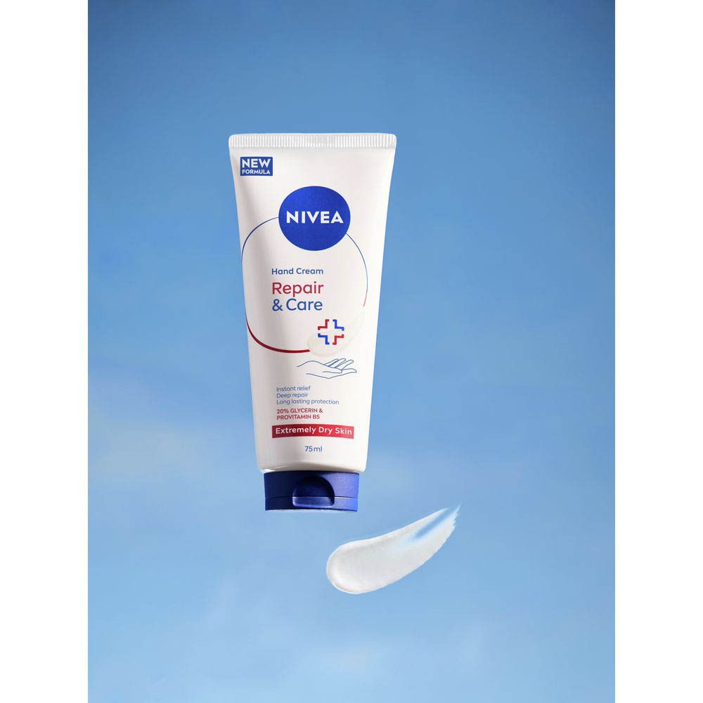 Tube Nivea Crème mains Réparation & Soin flotte devant un ciel bleu avec une touche de produit.