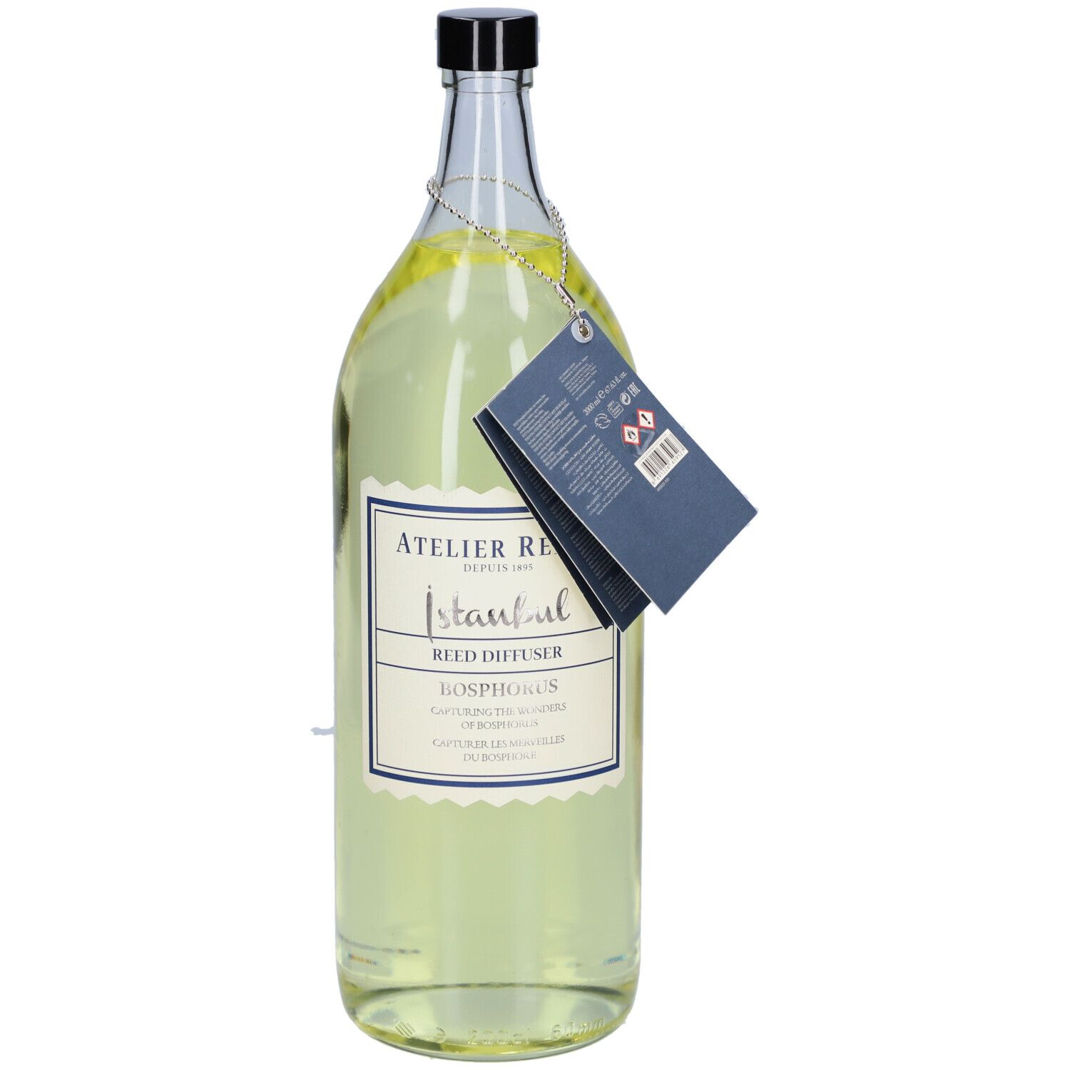 Glasflasche mit schwarzem Deckel und Etikett. Etikett mit Text: Istanbul Reed Diffuser Bosporus. Anhänger mit Text und Piktogrammen.