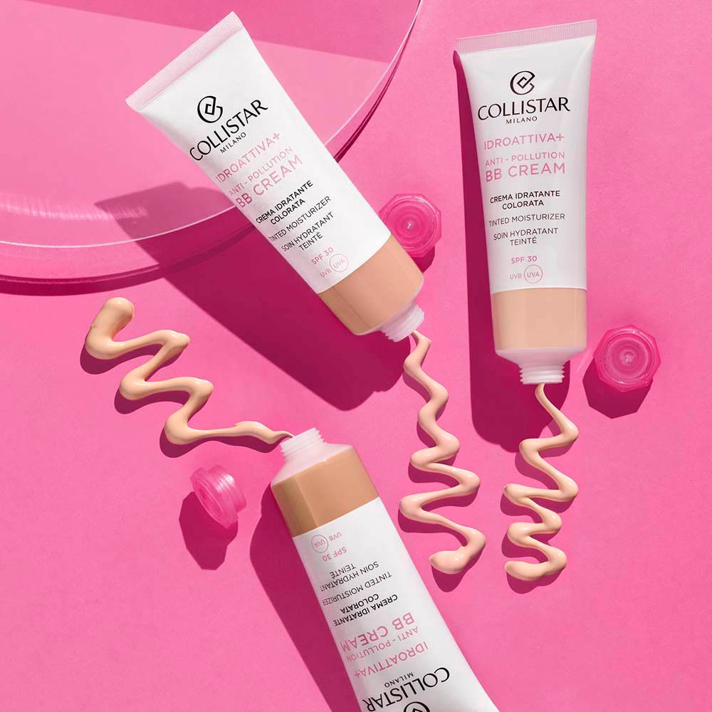 Trois tubes de crème teintée Collistar avec crème. Fond rose. Texte en italien et anglais. SPF 30.