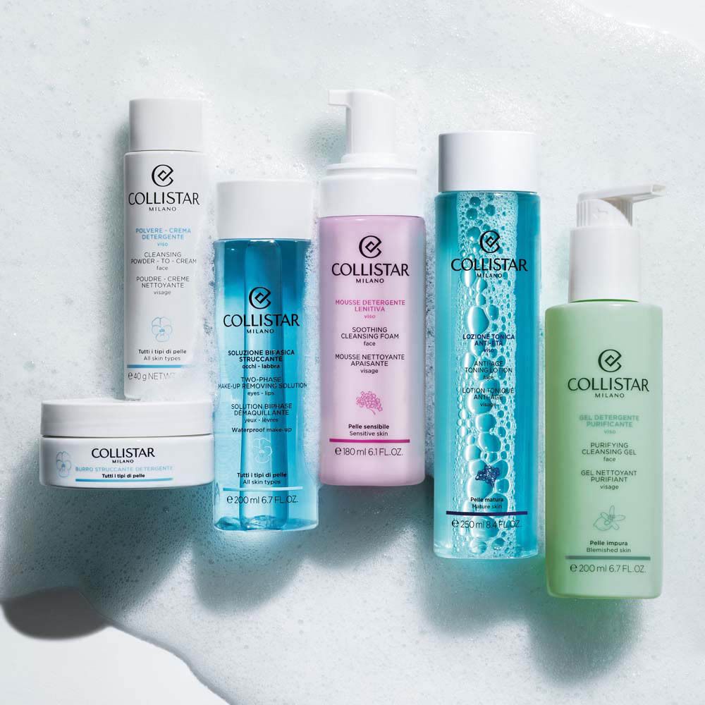 Divers produits Collistar. Flacons et pots sur fond blanc. Produits pour le nettoyage du visage.