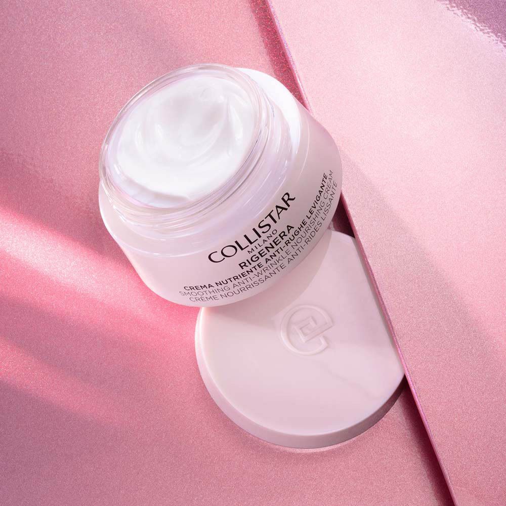 Pot de crème rose. Inscription : Collistar Milano, Rigenera, crème. Couvercle ouvert, crème visible.