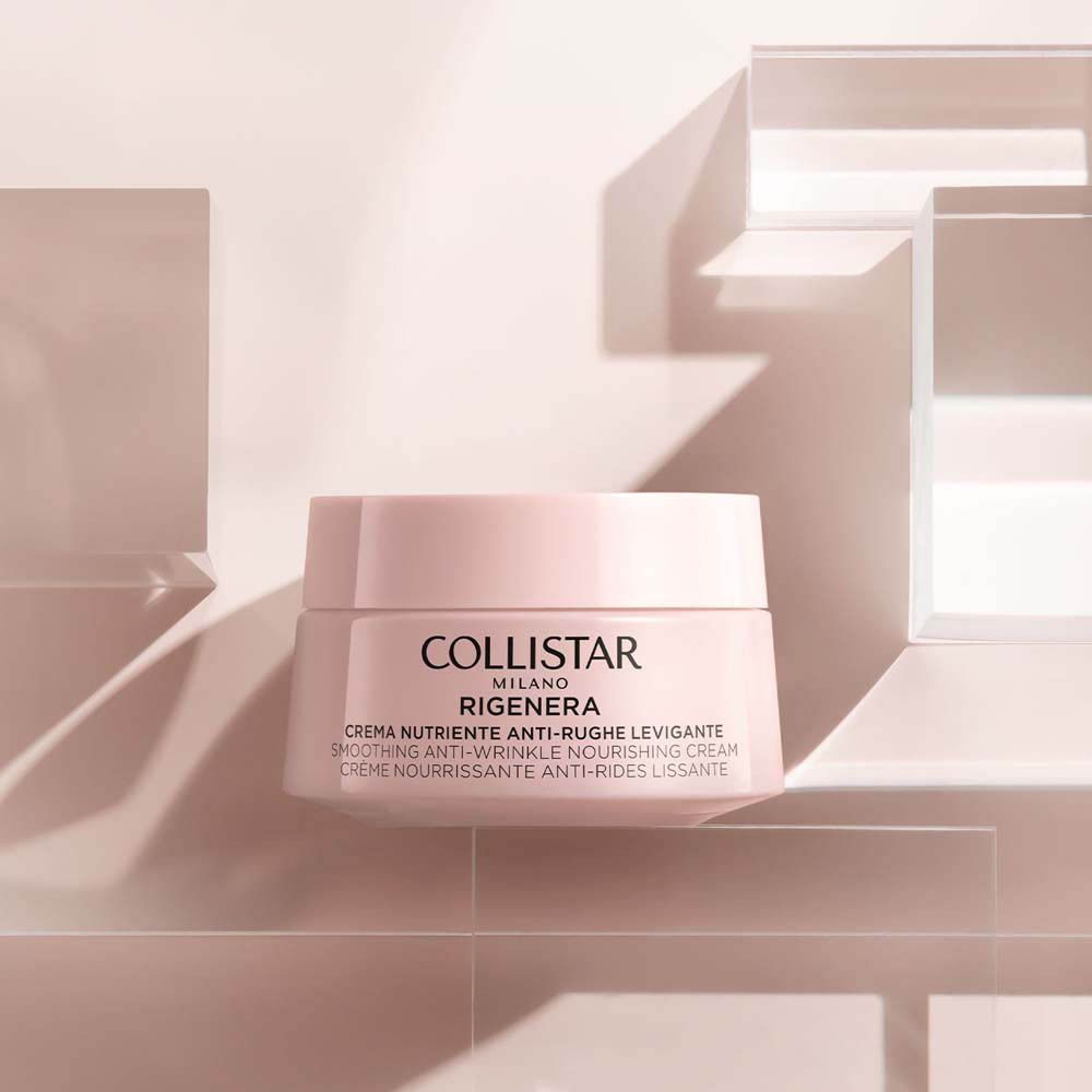 Pot de crème rose. Inscription : Collistar Milano, Rigenera, crème. Sur fond rose.