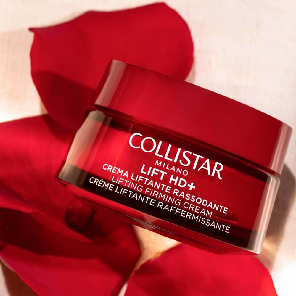 Pot rouge avec couvercle, entouré de pétales de roses rouges. Inscription : COLLISTAR MILANO LIFT HD+.