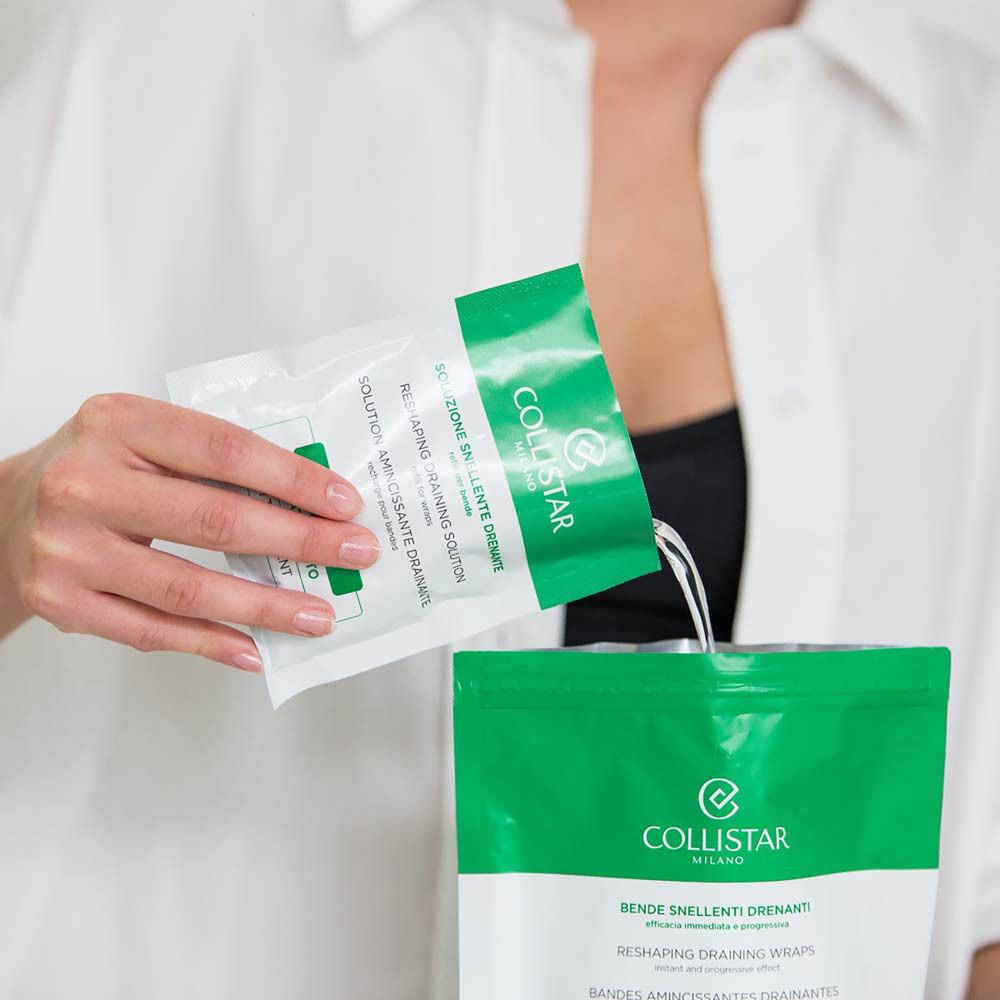 Personne verse du liquide d'un sachet vert dans un plus grand. Marque : Collistar Milano. Produit : Solution Amincissante Drainante.