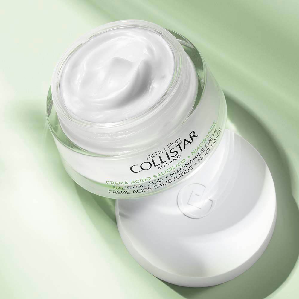 Pot de crème ouvert. Le pot est rempli de crème. Le couvercle est à côté.