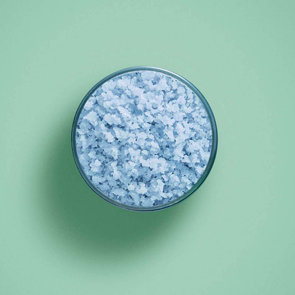 Vue de dessus du produit bleu dans un pot. Cristaux clairs visibles.