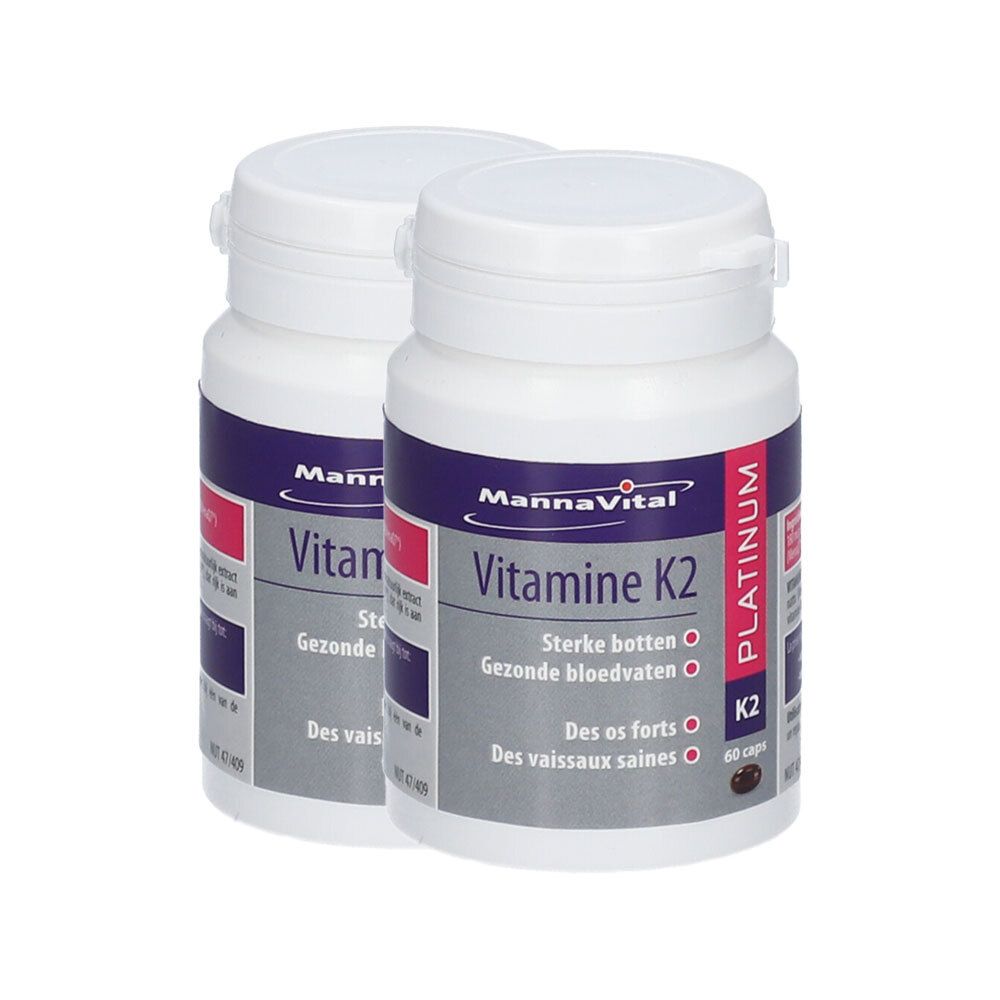 Deux flacons blancs avec étiquettes violettes. Inscription : Mannavital Vitamine K2 Platinum. Texte en allemand, néerlandais et français.