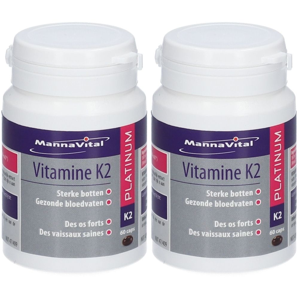 Deux flacons blancs avec étiquettes violettes. Inscription : Mannavital Vitamine K2 Platinum. Texte en allemand, néerlandais et français.