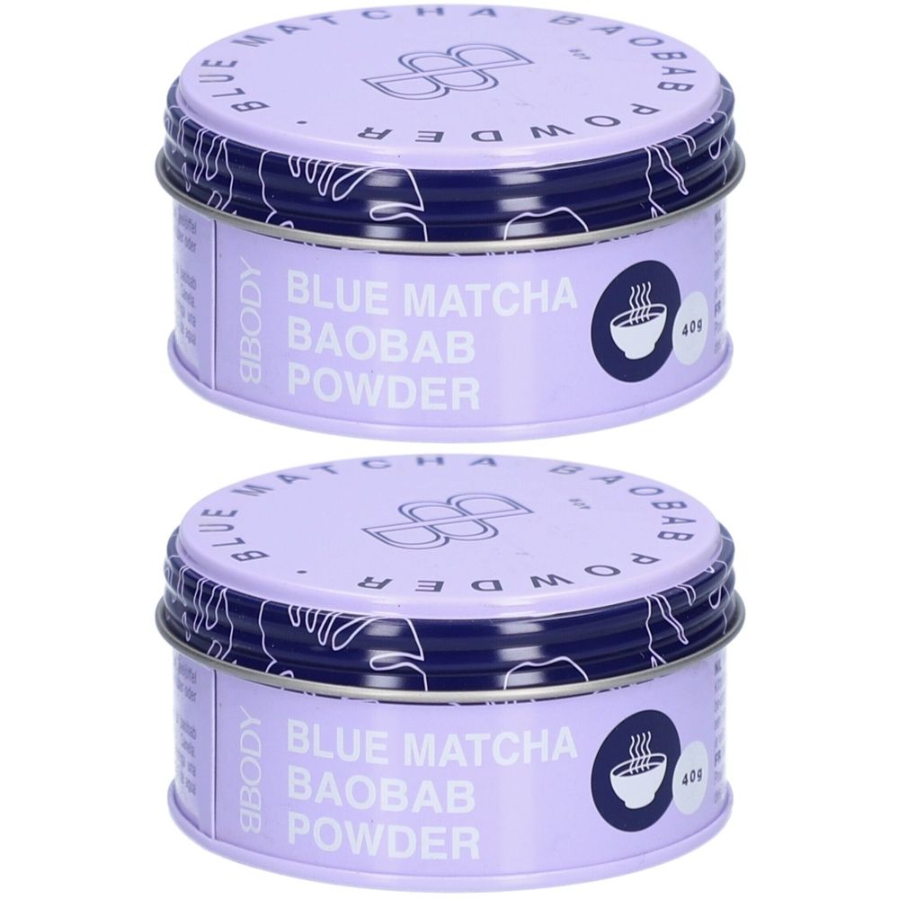Zwei Dosen BBODY Blue Matcha Baobab Puder. Runde, lilafarbene Dosen mit Deckel und Schriftzug.