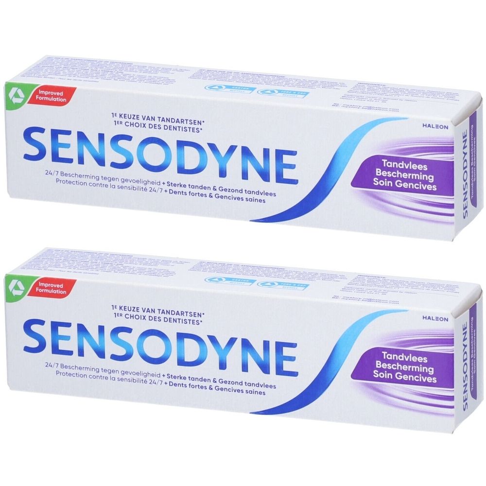 Zwei Packungen Sensodyne Zahnpasta. Weiße Schachteln mit blauem und violettem Design. Text: Sensodyne, Tandvlees Bescherming, 1+1 GRATUIT.