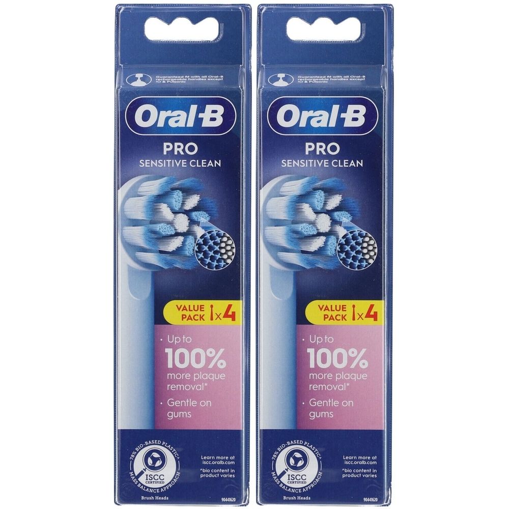 Zwei Packungen ORAL-B Pro Sensitive Clean Ersatzbürstenköpfe. Jede Packung enthält 4 Bürsten. Blaue und weiße Borsten, rosa Verpackung.