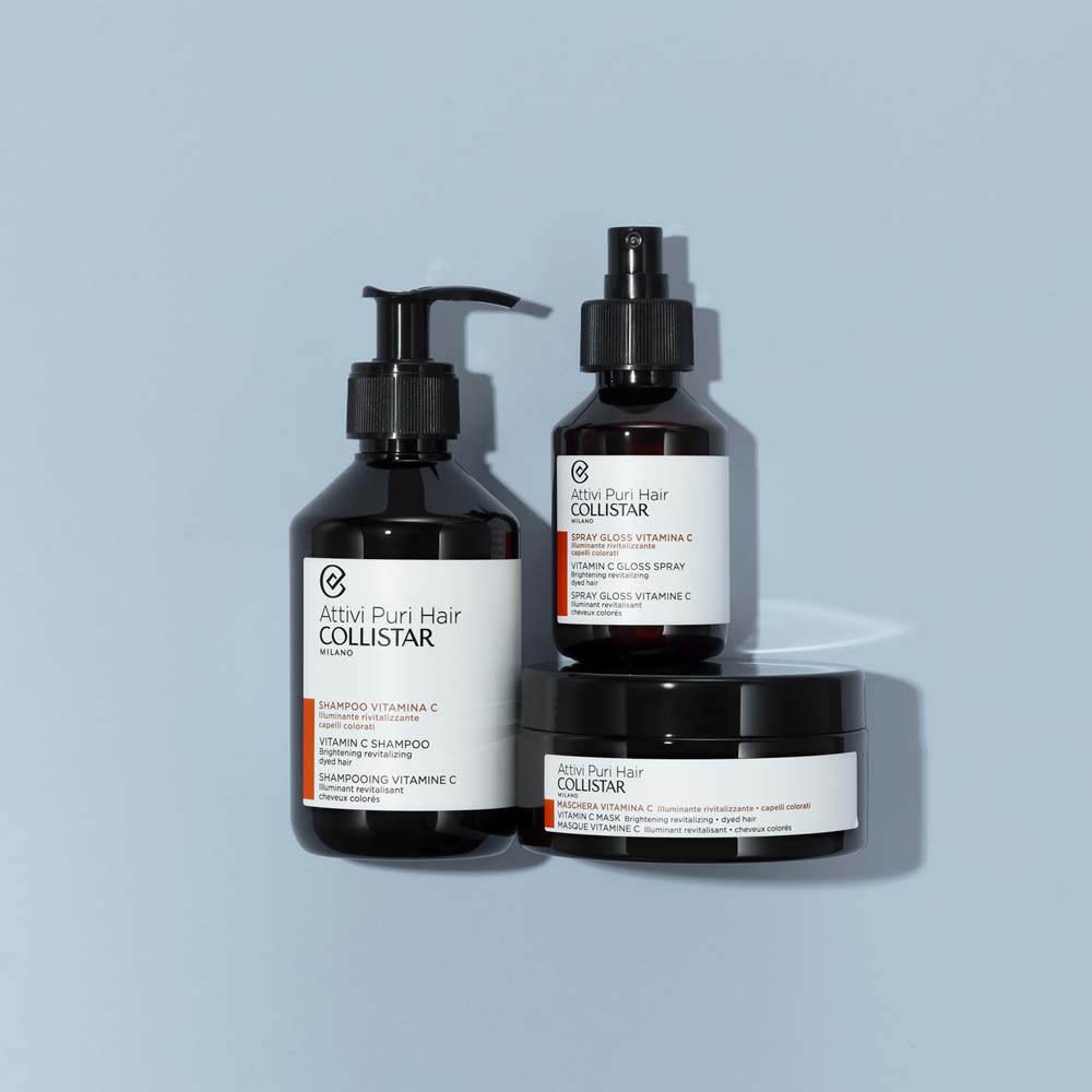 Ensemble de produits: Shampooing, spray, pot. Tous avec couvercle noir et étiquette blanche. Texte: Collistar Vitamin C.