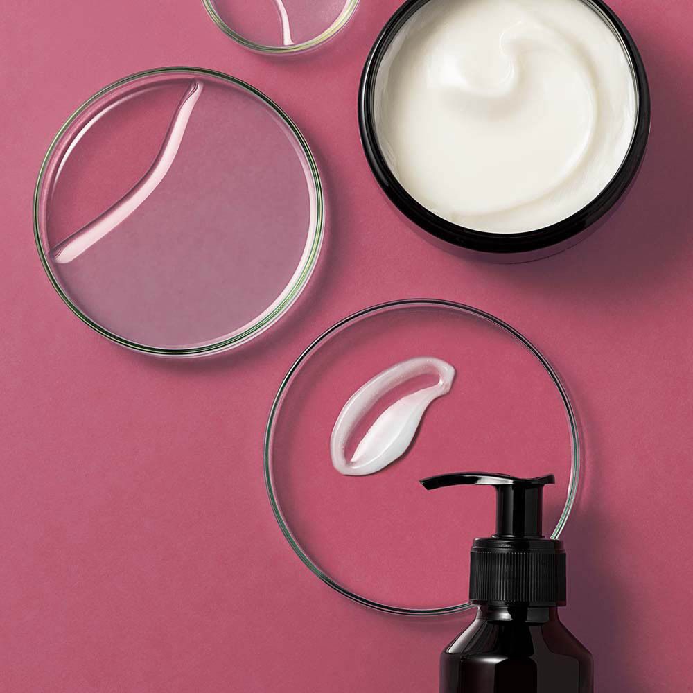Échantillon de produit sur plaques de verre. Flacon avec pompe noire. Shampooing Collistar.