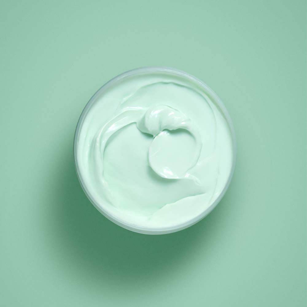 Vue de dessus de crème verte dans un pot.