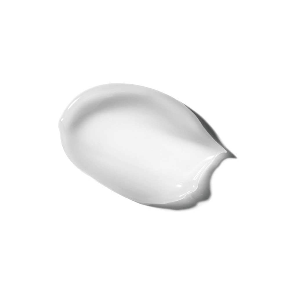 Tache de crème blanche. Sur fond blanc.