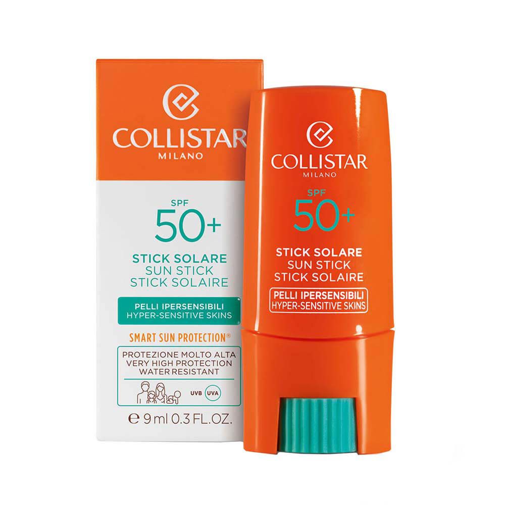 Stick solaire et emballage. Stick orange, emballage blanc. Texte: SPF 50+, pour peaux sensibles.