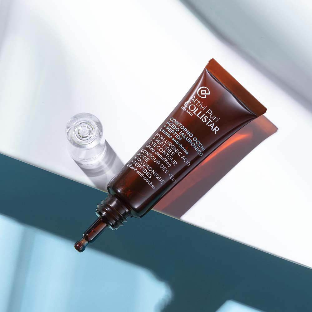 Produit et applicateur. Attivi Puri Collistar. Contorno Occhi Acido Ialuronico + Peptidi. Eye Contour. Sur fond clair.
