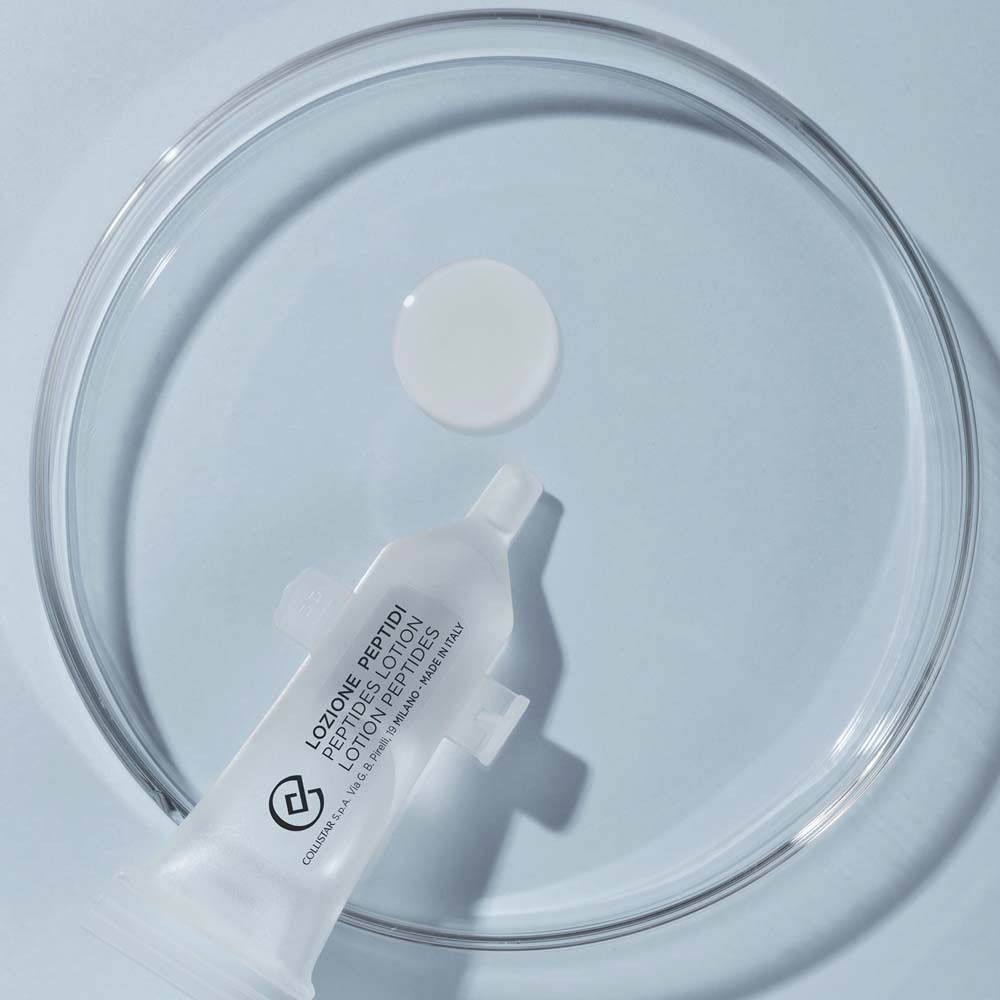 Produit et ampoule sur une plaque de verre. Texte : Lozione Peptidi, Peptides Lotion.