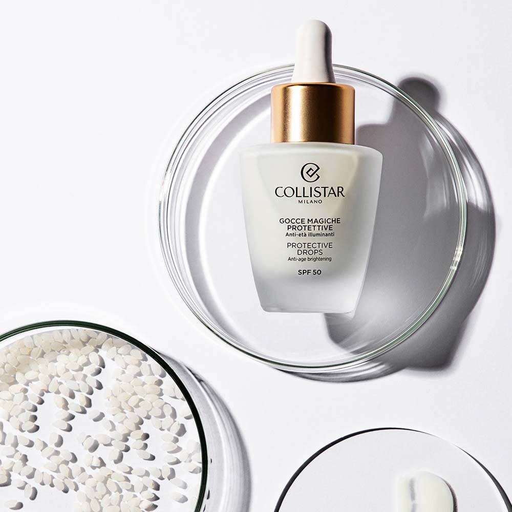 Flacon avec compte-gouttes. Verre blanc mat. Bouchon doré. Inscription : Collistar, Protective Drops, SPF 50.