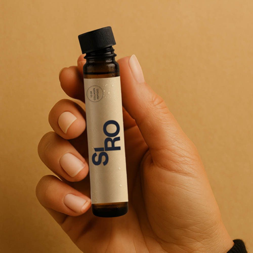 Bouteille SiRo Collagen Skin Shot. Bouteille tenue à la main. Étiquette avec texte.