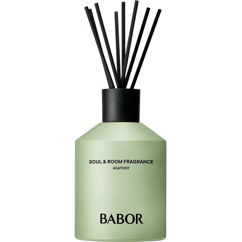 Flacon vert clair avec bouchon noir et bâtonnets noirs. Inscription : BABOR.