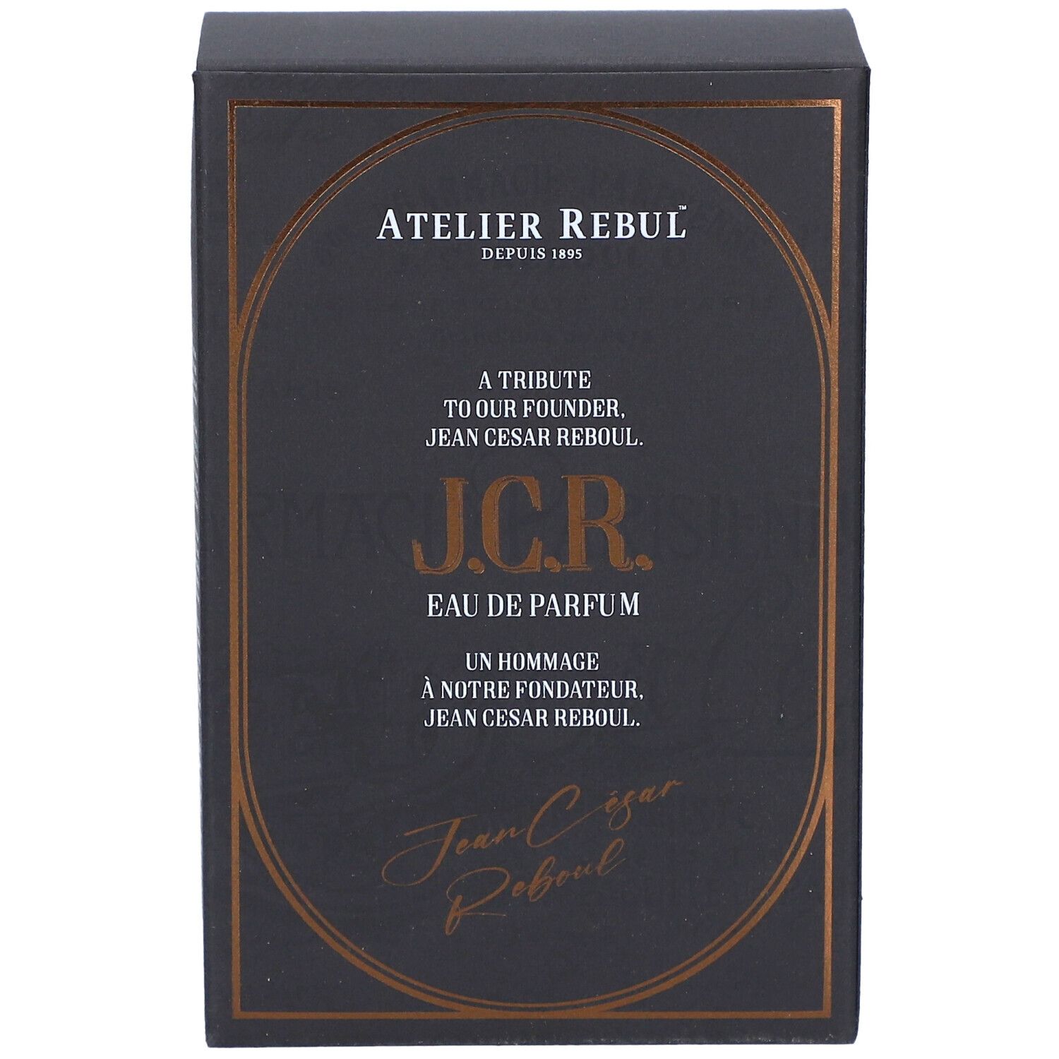 Schwarzer Karton mit goldfarbenem Rahmen. Text: Atelier Rebul, J.C.R. Eau de Parfum. Aufschrift: A Tribute to our Founder Jean Cesar Rebul.
