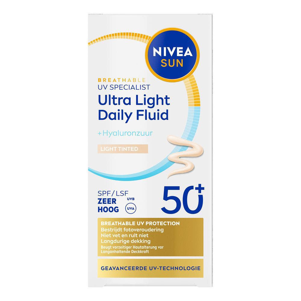 Emballage du produit. Inscription : Nivea Sun, Ultra Light Daily Fluid + Hyaluron, Light Tinted. SPF 50+.