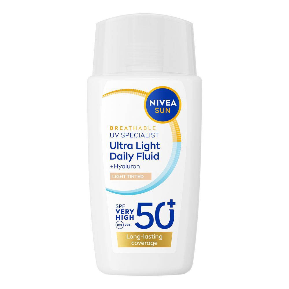 Flacon blanc avec bouchon bleu. Inscription : Nivea Sun, Ultra Light Daily Fluid, Light Tinted. SPF 50+.