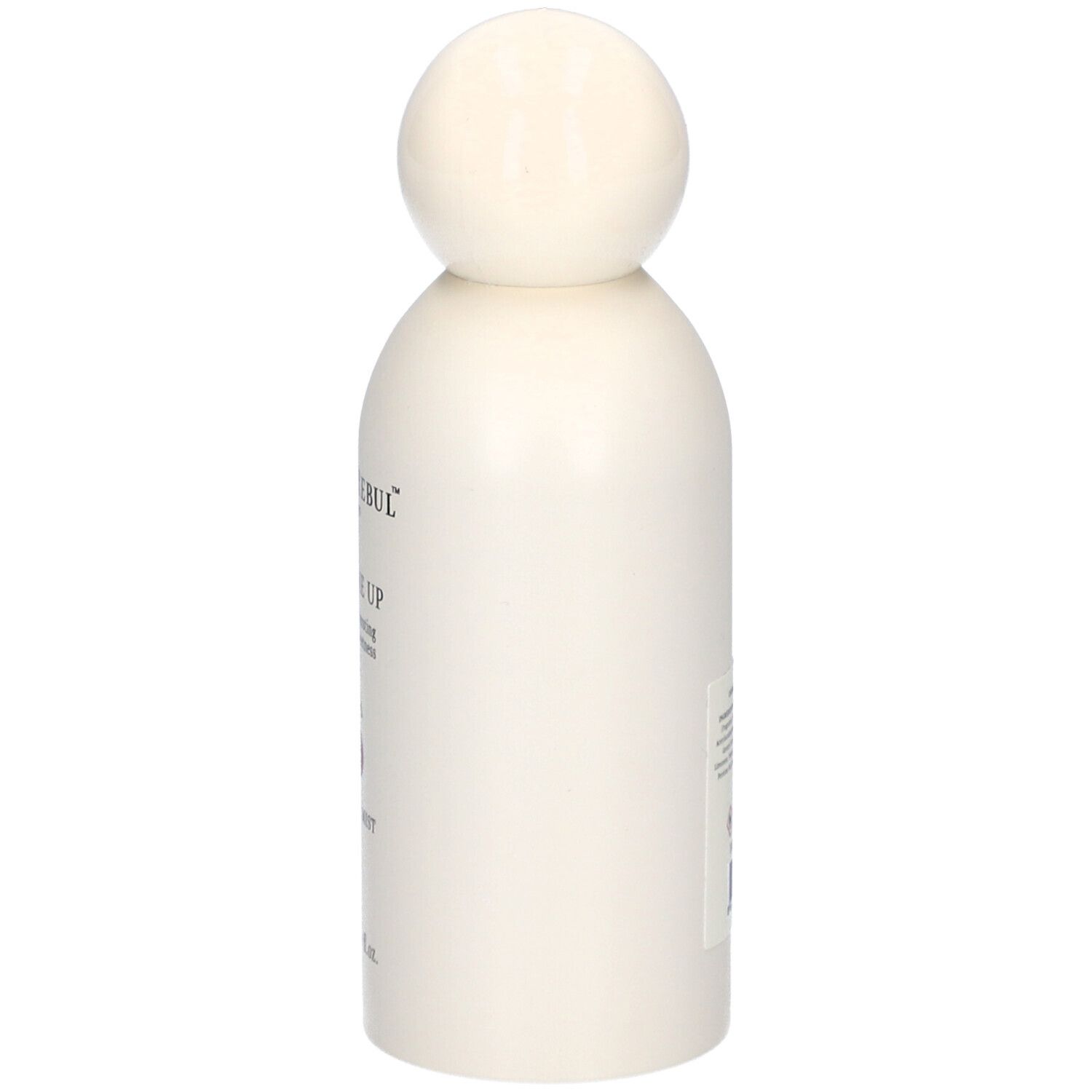 Weiße Flasche mit rundem Verschluss. Seitenansicht. Aufschrift: Atelier Rebul, Cherry Me Up, Hair & Body Mist. Text auf Etikett.